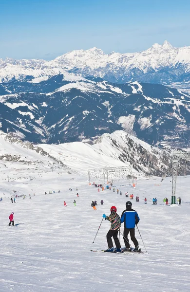 Una mujer está esquiando en una estación de esquí de Kaprun, Kitzsteinhorn glaci — Foto de Stock