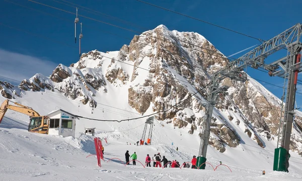 A woman is skiing at a ski resort of Kaprun, Kitzsteinhorn glaci — Stock Photo, Image