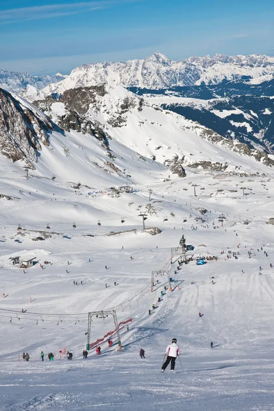 En kvinna skidåkning på en skidort i kaprun, kitzsteinhorn glaci — Stockfoto