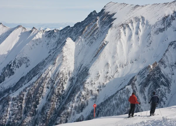 Eine Frau beim Skifahren im Skigebiet Kaprun, Kitzsteinhorn glaci — Stockfoto