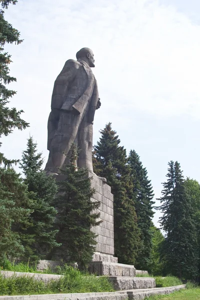 ロシアドゥブナ連合都市のウォーター フロントにレーニン記念碑。ロシア — ストック写真