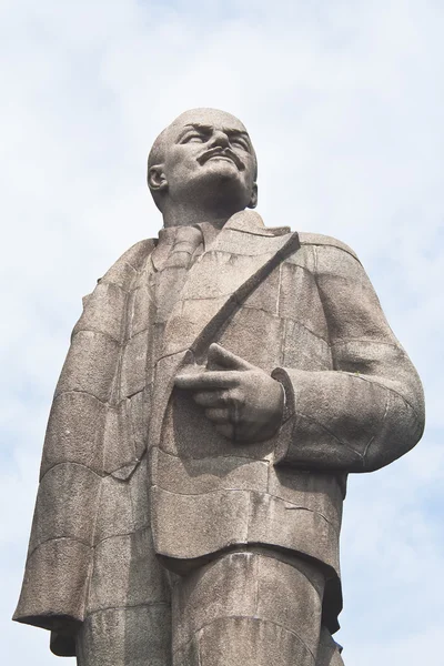 Monument to Lenin on the waterfront of the city of Dubna. Russia — Stock Photo, Image