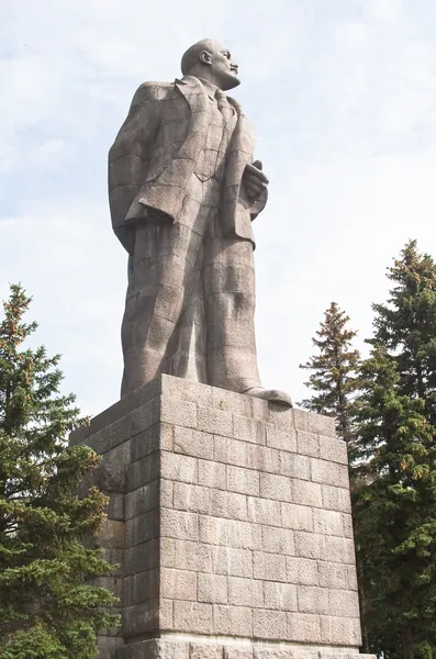 Monument till lenin vid vattnet i staden av dubna. Ryssland — Stockfoto