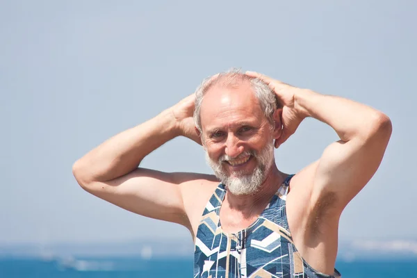 Una donna con un cappello sullo sfondo del mare — Foto Stock