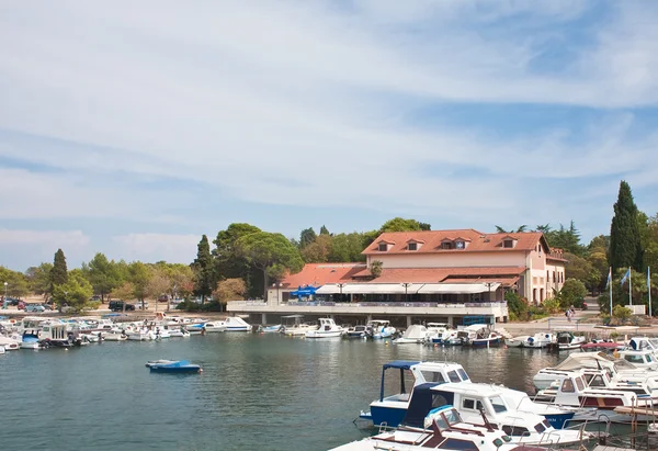 O hotel e estacionamento para barcos. Croácia — Fotografia de Stock