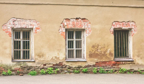 Windows med barer i gamla väggen — Stockfoto