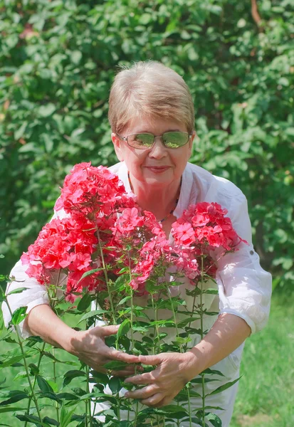 Kobieta z kwiatami — Zdjęcie stockowe