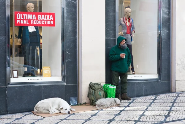 Człowiek zbiera pieniądze na paszę dla zwierząt. Lisbon, Portugalia — Zdjęcie stockowe