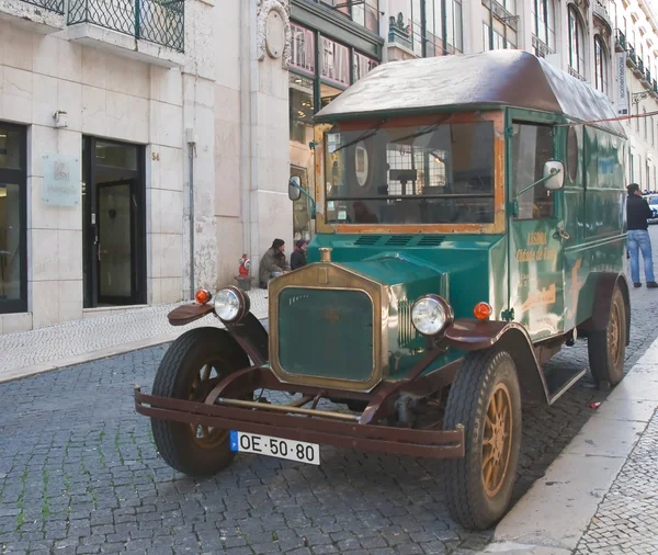 Vintage auto in de straat van Lissabon. Portugal — Stockfoto