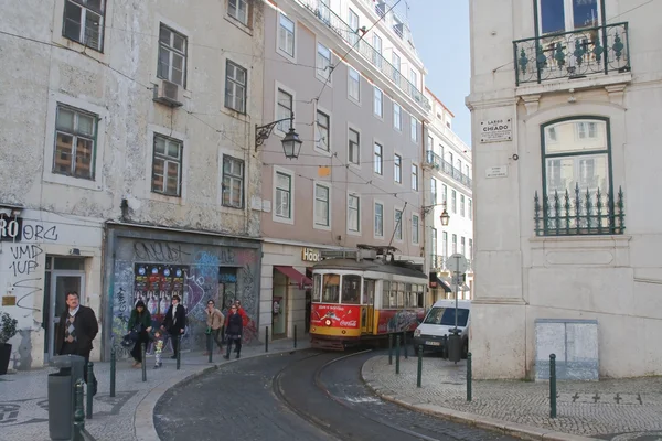 Oude tram op de straat, Lissabon, portugal — Stockfoto