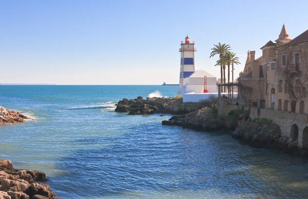 Faro nella città portuale di Cascais. Porto gallo — Foto Stock