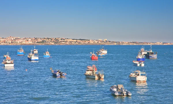 Barcos e navios na cidade portuária de Cascais. Portugal — Fotografia de Stock