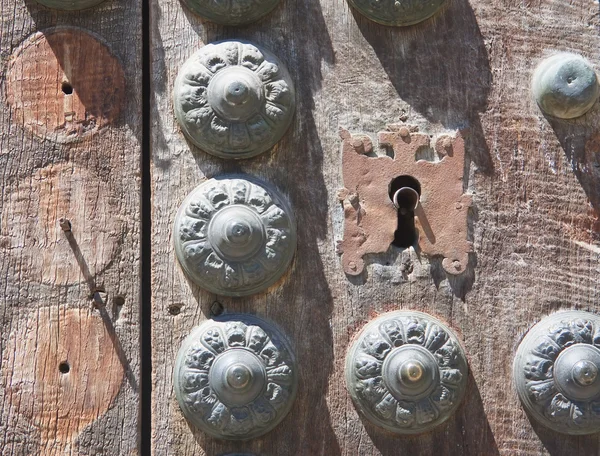 Detail der alten Tür mit Metallnieten — Stockfoto