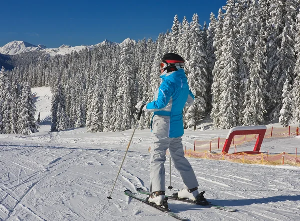 A mulher na montanha de inverno de vista. Estância de esqui Schladming. A — Fotografia de Stock