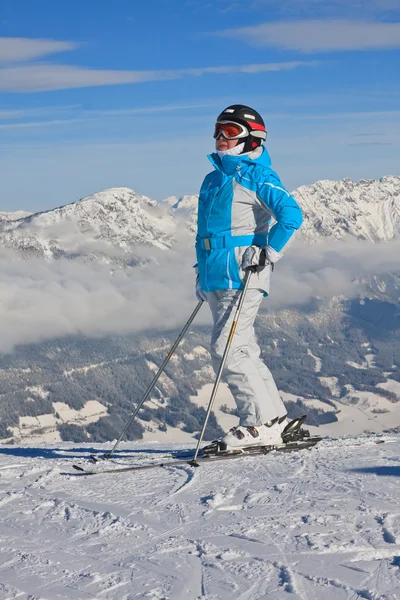 Kobieta w Góra widok zima. Ośrodek narciarski schladming. a — Zdjęcie stockowe