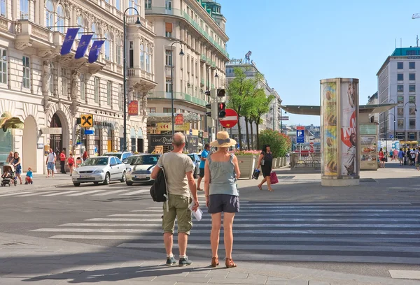 Tourists on the streets of Vienna. Austria — Stock Photo, Image