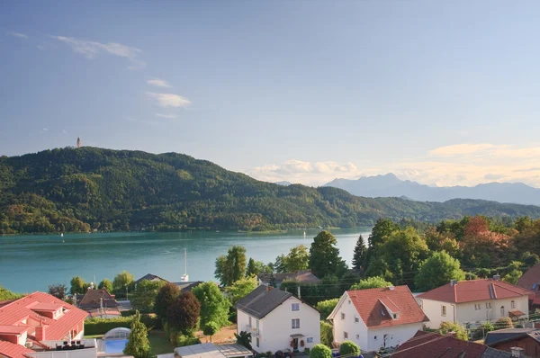 Resort Portschach am Worthersee y el lago Worthersee. Austria — Foto de Stock