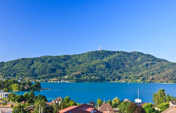 Resort Portschach am Worthersee y el lago Worthersee. Austria — Foto de Stock