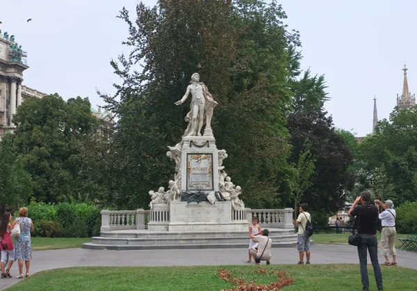 Pałac ogród (burggarten). Pomnik kompozytora wolfgang amadeu — Zdjęcie stockowe