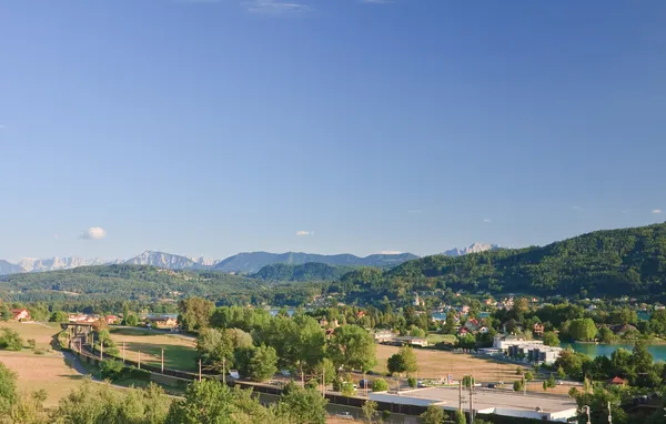 Resort Portschach am Worthersee and Lake Worthersee. Austria — Stock Photo, Image