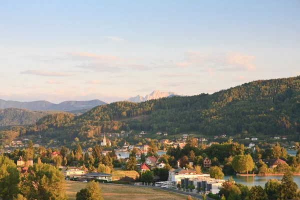 Resort Pörtschach am worthersee en lake worthersee. Oostenrijk — Stockfoto