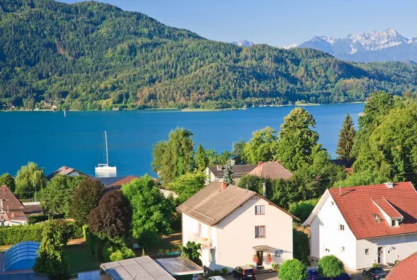 Resort Portschach am Worthersee y el lago Worthersee. Austria — Foto de Stock