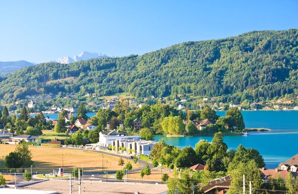 Resort Portschach am Worthersee and Lake Worthersee. Австрия — стоковое фото