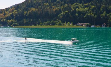 lake worth (worthersee) üzerinde su kayağı. Avusturya