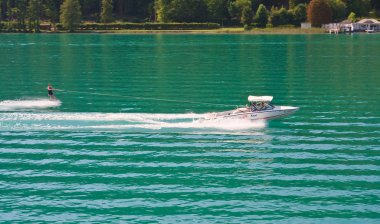 lake worth (worthersee) üzerinde su kayağı. Avusturya