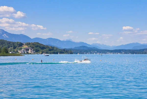 Wasserski fahren auf dem Worthersee lohnt sich. Österreich — Stockfoto