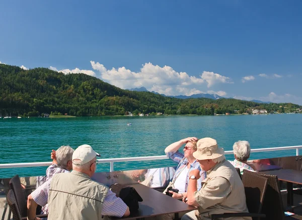 Volwassen bedrijf op het dek van het schip. Lake worth (worthersee). — Stockfoto