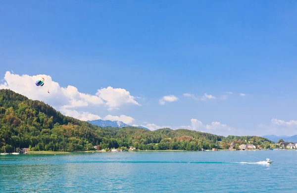 Siklórepülés feletti értékű tó (Wörthersee). Ausztria — Stock Fotó