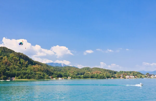 Parapente en lake worth (worthersee). Austria — 图库照片