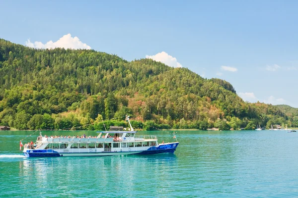 Passagiersschip op lake worth (worthersee). Oostenrijk — Stockfoto