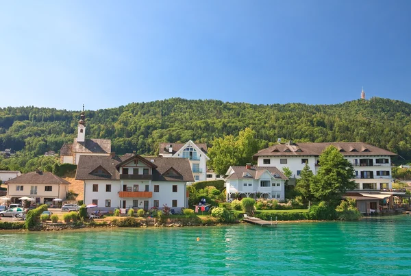 Maria waard en lake worth (worthersee) zijn toevlucht nemen. Oostenrijk — Stockfoto