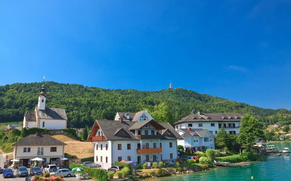 Ośrodek warto maria i jezioro worth (Wörthersee). Austria — Zdjęcie stockowe