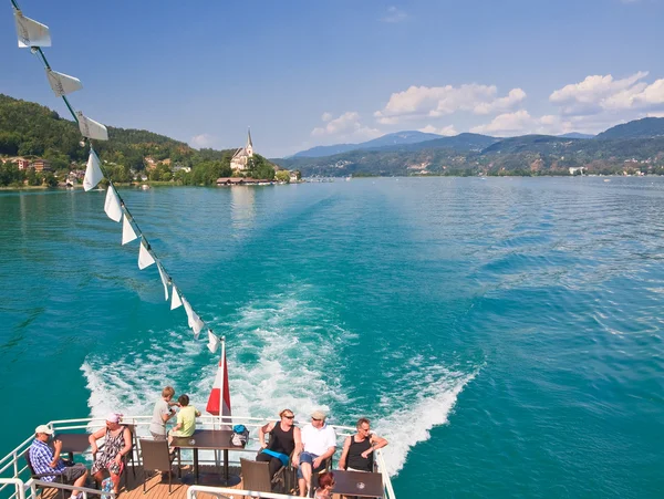 Tourists on the stern of the ship. Lake Worth (Worthersee). Aust — Stock Photo, Image
