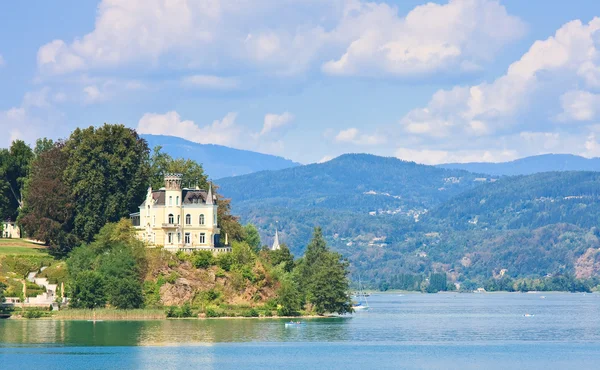 Reifnitz hrad na jezeře worth v Korutanech, Rakousko — Stock fotografie