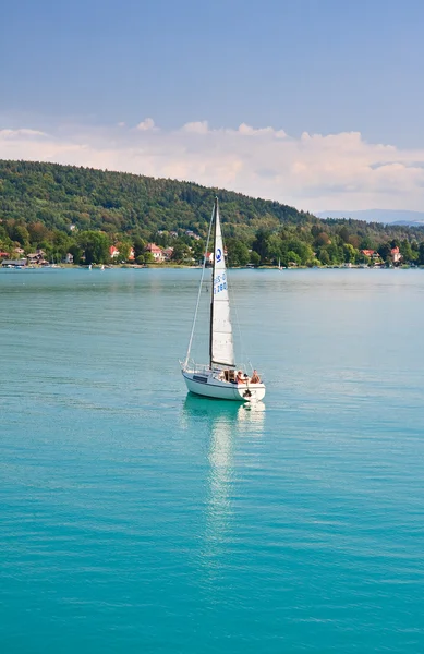 Jacht op lake worth (worthersee). Oostenrijk — Stockfoto