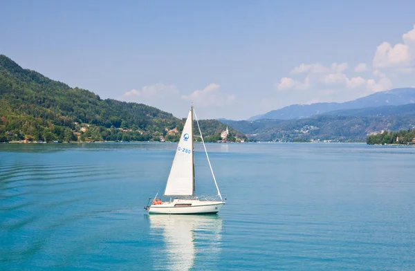 Iate no Lago Worth (Worthersee). Áustria — Fotografia de Stock