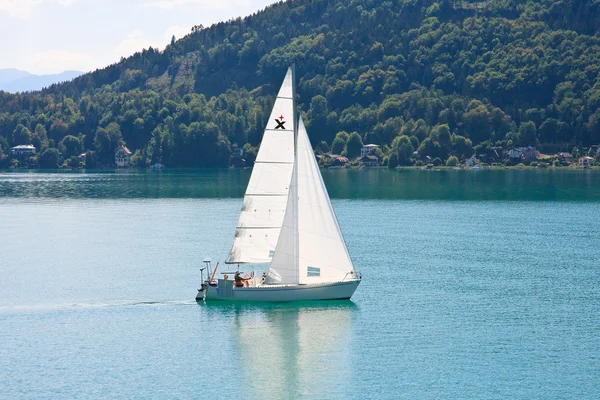 Iate no Lago Worth (Worthersee). Áustria — Fotografia de Stock