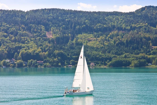 Yacht a lake worth (Wörthersee). Ausztria — Stock Fotó