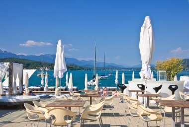 Restoran deniz kenarı. Resort portschach am worthersee ve lake worth (worthersee). Avusturya