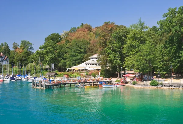 Resort Krumpendorf am Worthersee e Lake Worth. Áustria — Fotografia de Stock