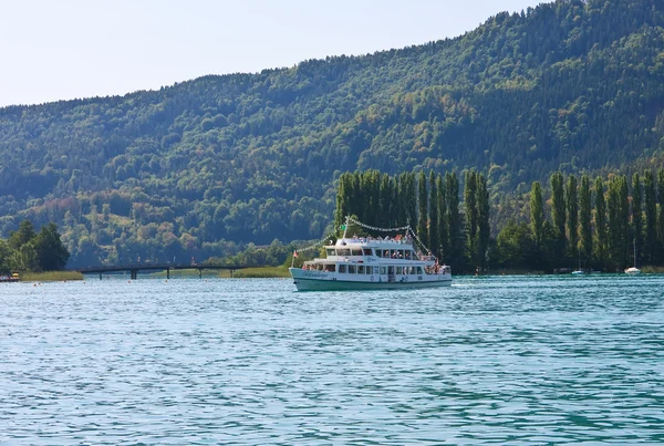 Passagiersschip op lake worth (worthersee). Oostenrijk — Stockfoto