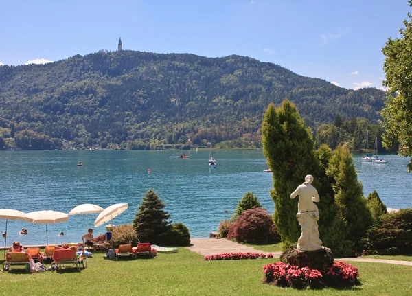 Pláž na jezeře worth (worthersee). Rakousko — Stock fotografie