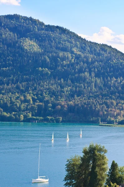 Restaurant aan de kust. Resort Pörtschach am worthersee en lake worth (worthersee). Oostenrijk — Stockfoto