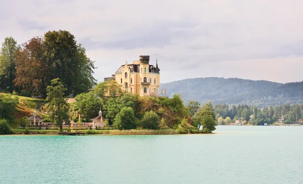 Castelo de Reifnitz no Lago Worth em Caríntia, Áustria — Fotografia de Stock