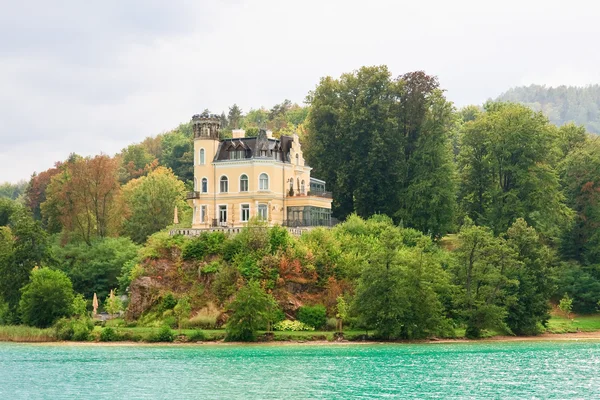 Castillo de Reifnitz en el Lago Worth en Carintia, Austria —  Fotos de Stock