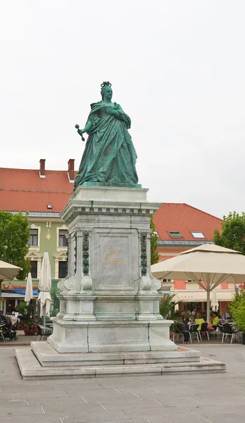 Socha císařovny Marie Terezie na náměstí neuer platz v Klagenfurtu. CA — Stock fotografie